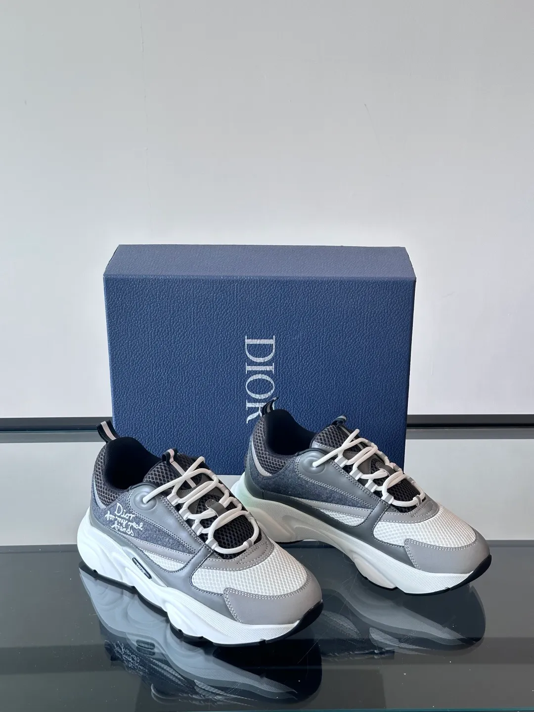 Factory price: 480💰 ◾️▫️Dior D®️ x 🆕 (high version) B22 men's jogging fashion sneakers, this single product draws inspiration from retro jogging shoes. It adopts a thick low-top design, with an upper made of black cow leather and mesh fabric, and a black and white engraved rubber sole. Black mesh fabric tongue and heel counters complement black laces, with an embossed "Di~r" logo embellishment on the side. These sneakers can be mixed and matched with a classic suit for a sporty chic look! Size: 39-45 (38, 46, 47 can be customized)